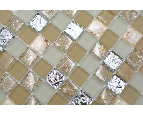 Nahaufnahme von Glasmosaikfliesen mit Muscheln und Mustern