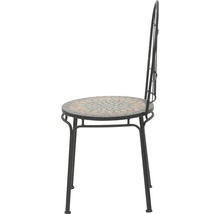 Gartenstuhl mit Mosaikmuster auf der Sitzfläche.