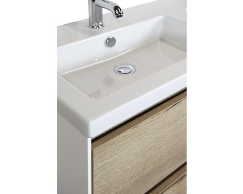 Vue détaillée d''un lavabo avec robinet et meuble bas en bois