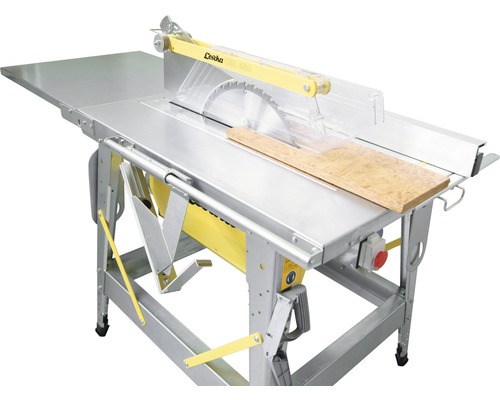 Tischkreissäge mit Metalltisch und Holzwerkstück