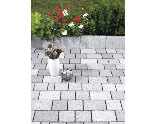 Jardin avec pavés et bordures de parterres en béton