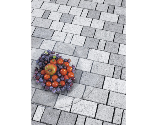 Pavés gris avec coupe de fruits