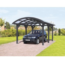 Une voiture sous un abri ouvert avec des poutres en bois et un toit translucide.