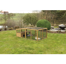 Freilaufgehege mit Stall für Kleintiere im Garten mit zwei Kaninchen