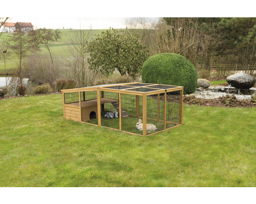 Freilaufgehege mit Stall für Kleintiere im Garten mit zwei Kaninchen