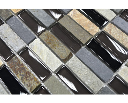 Detailansicht einer Mosaikfliese aus Naturstein und Glas