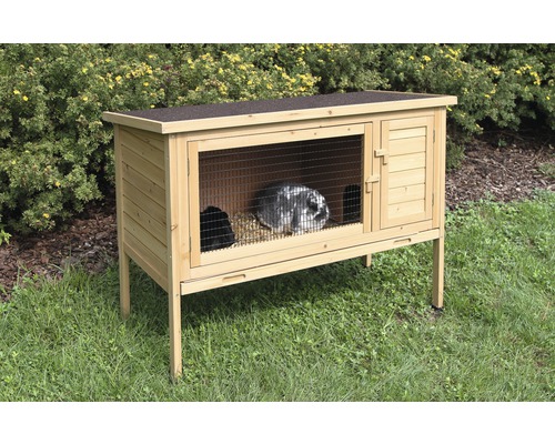 Clapier en bois avec deux lapins dans le jardin