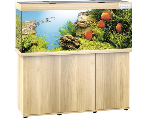 Aquarium avec meuble bas, décoré de pierres, de plantes et de poissons