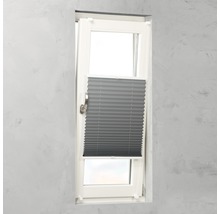 Store plissé gris sur la fenêtre