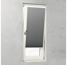 Store plissé gris sur fenêtre pour le contrôle de la lumière