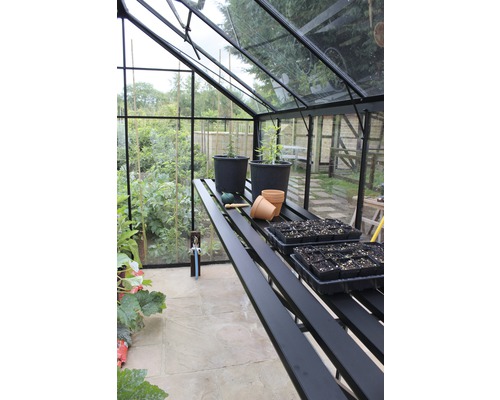 Aluminiumtisch Halls Burford 610 Giebelseite Integrierter Tisch 187 x 64 cm schwarz Gewächshausinnenausstattung mit Regal, Pflanztöpfen und Anzuchtschalen.
