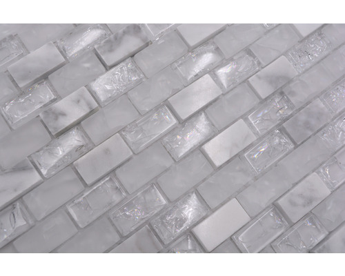 Mosaïque en marbre et en verre en format pavé