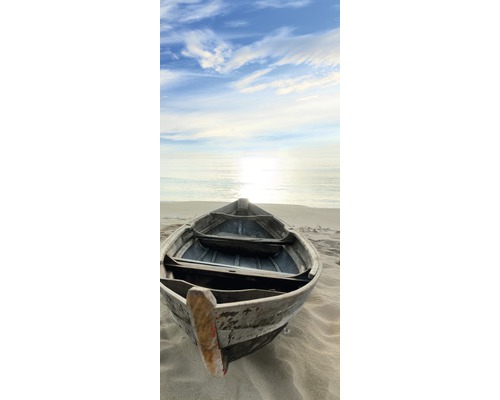 Holzboot am Strand mit Rudern