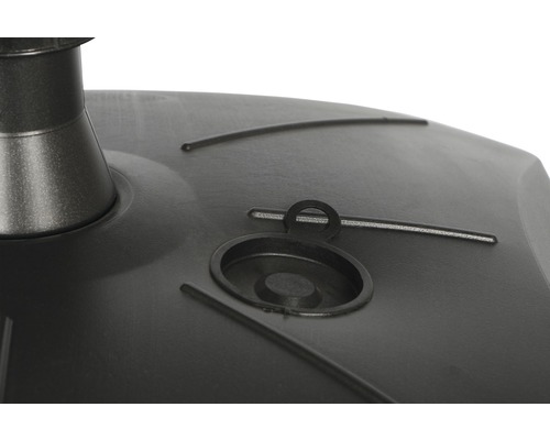 Detailaufnahme eines Sonnenschirmständers aus Kunststoff mit Einfüllöffnung