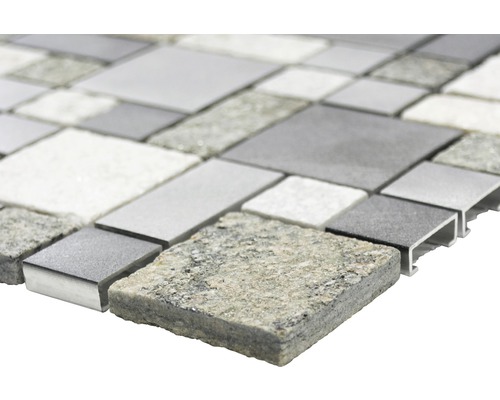 Mosaïque en pierre et éléments métalliques