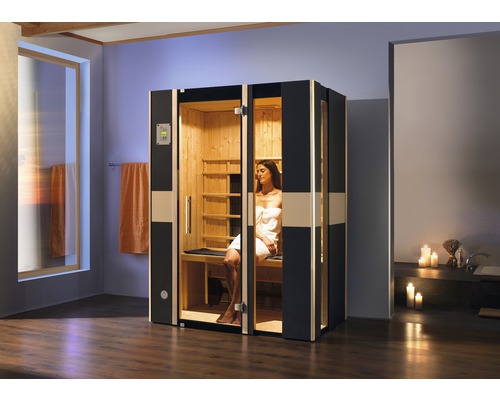 Intérieur d''un sauna avec une femme dans une salle de bains