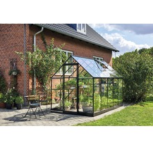 Gewächshaus im Garten mit Pflanzen und Sitzgruppe
