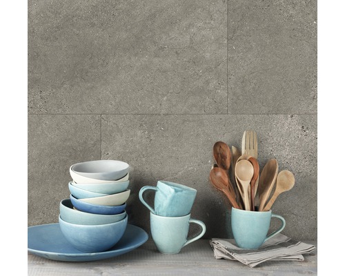 Kunststoffpaneel G x Wall+ Grey Slate 600 x 300 x 5 mm Dekorative Küchenszene mit Geschirr und Keramikfliesen