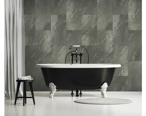 Kunststoffpaneel G x Wall+ Dark Stone 600 x 300 x 5 mm Badezimmer mit freistehender Badewanne, Hocker und Wandfliesen