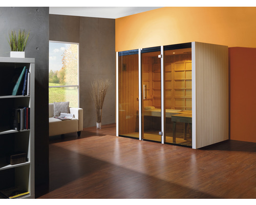 Vue intérieure d''une pièce avec un sauna avec des portes en verre et des panneaux en bois