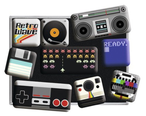 Collage d''éléments rétro : lecteur de cassettes, manette de jeu, appareil photo, mire