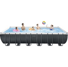 Piscine rectangulaire avec famille et water-polo dans le jardin