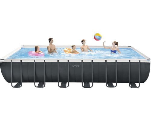 Piscine rectangulaire avec famille et water-polo dans le jardin