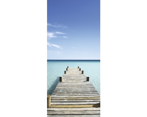 Holzsteg am Meer unter blauem Himmel