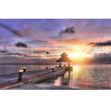 Jetée en bois avec pavillon et éclairage au bord de la mer au coucher du soleil