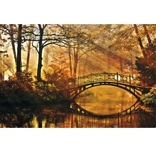 Brücke über einen See in einer Herbstlandschaft