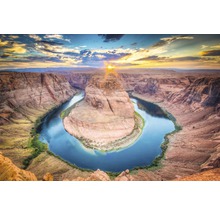 Luftaufnahme des Horseshoe Bend Canyons mit dem Colorado River unter einem sonnigen Himmel