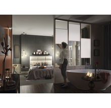 Helles Schlafzimmer und Badezimmer mit Plissee-Jalousien zur Fensterdekoration
