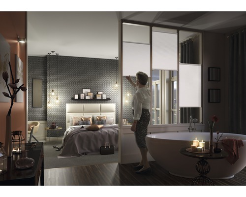 Chambre lumineuse et salle de bains avec stores plissés pour la décoration des fenêtres