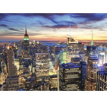 Skyline von New York City bei Nacht mit beleuchteten Wolkenkratzern