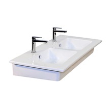 Doppelwaschtisch mit zwei Becken und Armaturen