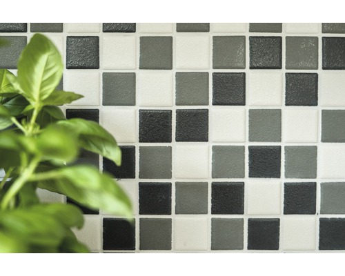 Carreaux de mosaïque carrés sur un mur.