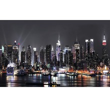 Vue nocturne de la skyline de New York avec des navires dans l''eau