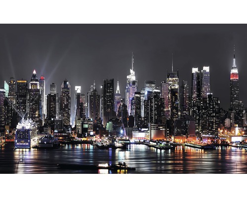 Vue nocturne de la skyline de New York avec des navires dans l''eau