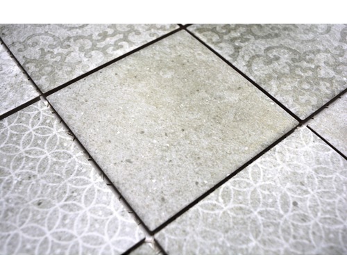 Nahaufnahme von Bodenfliesen mit unterschiedlichen Mustern