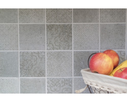 Wandfliesen mit Muster und Obstkorb