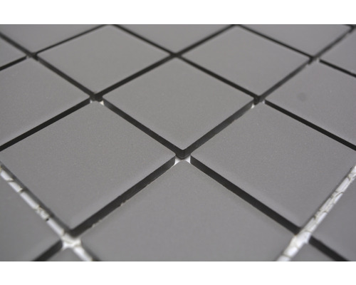 Gros plan de carreaux de mosaïque carrés gris