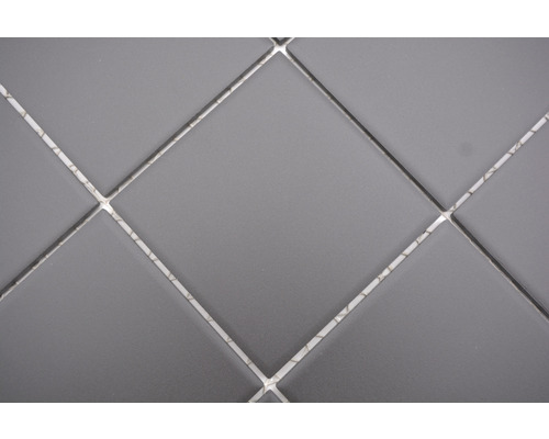 Graue quadratische Fliesen mit Fugen