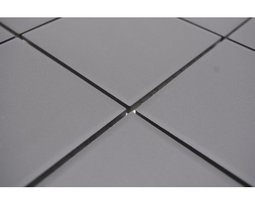 Nahaufnahme von quadratischen Fliesen mit Fugen