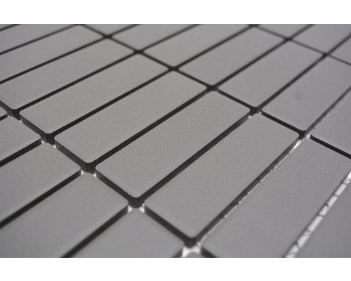 Rechteckige Mosaikfliesen auf Netz