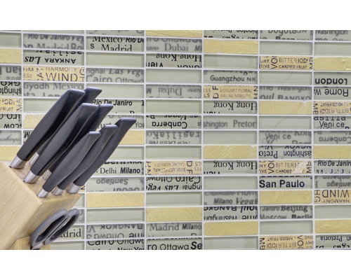 Messerblock mit verschiedenen Messern und einer Schere