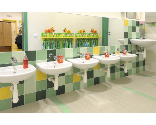 Badezimmer mit Waschbecken, Spiegel, Handtuchhalter und Fliesen