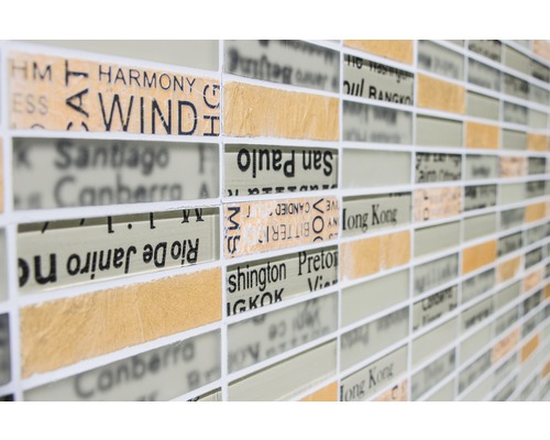 Mosaikfliesen mit Städte- und Wortmotiven