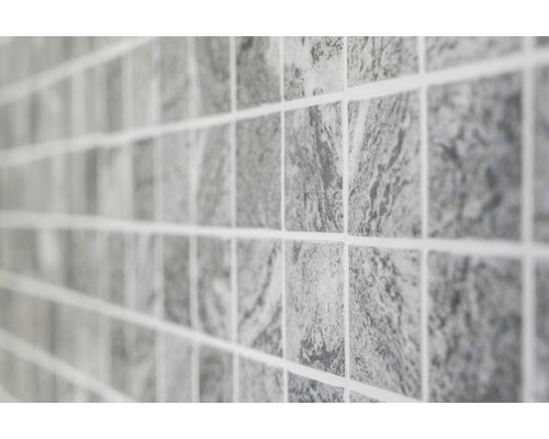 Nahaufnahme von grauen Mosaikfliesen mit Steinmuster