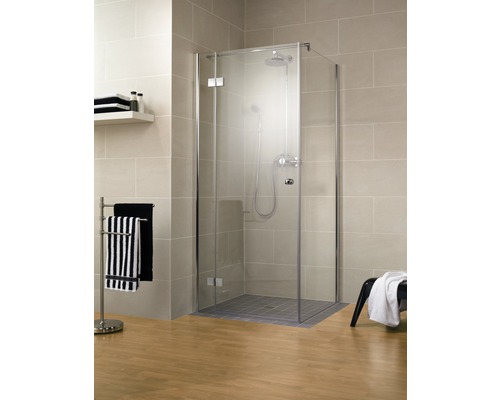 Begehbare Dusche mit Glasabtrennung und Duschkopf im Badezimmer