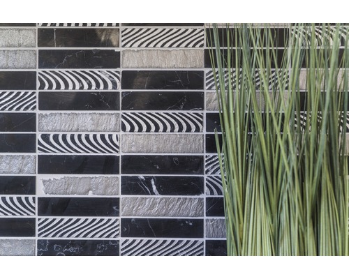 Carreaux de mosaïque décoratifs en noir, blanc et gris à côté d''herbes ornementales